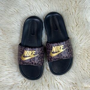 Nike Victori One Slide Animal Print
Archeao Brown Metallic Gold